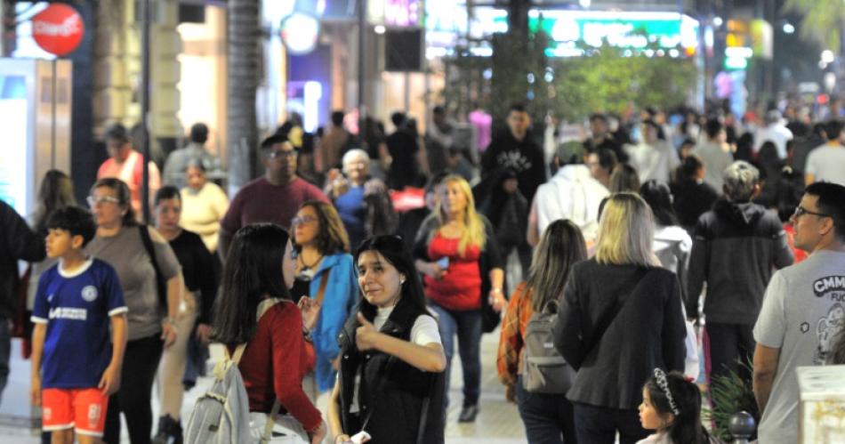 Gran cantidad de gente colmoacute el centro de la Ciudad y los paseos comerciales