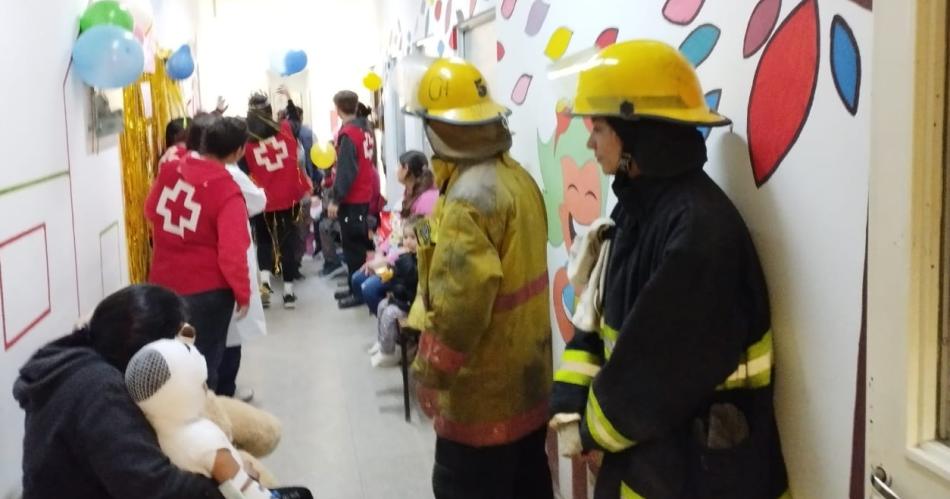 Bomberos Voluntarios visitaron el Cepsi con regalos y juegos