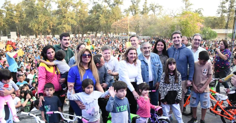 Fuentes agradecioacute la multitudinaria participacioacuten en los festejos por el Diacutea de la Nintildeez