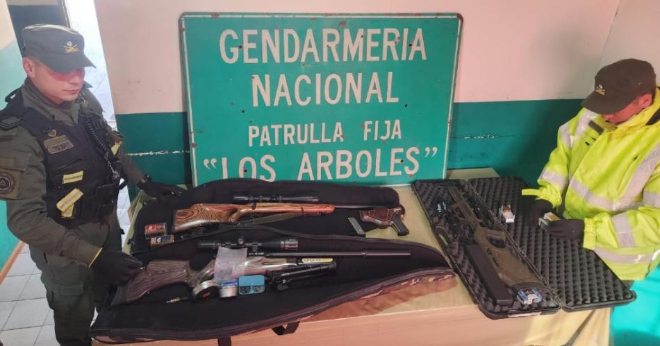 Gendarmeriacutea detuvo a un hombre que trasladaba un arsenal en su camioneta