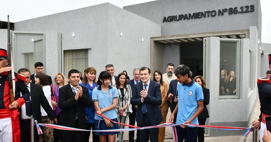 Zamora inaugura obra escolar y entrega viviendas en Lujaacuten