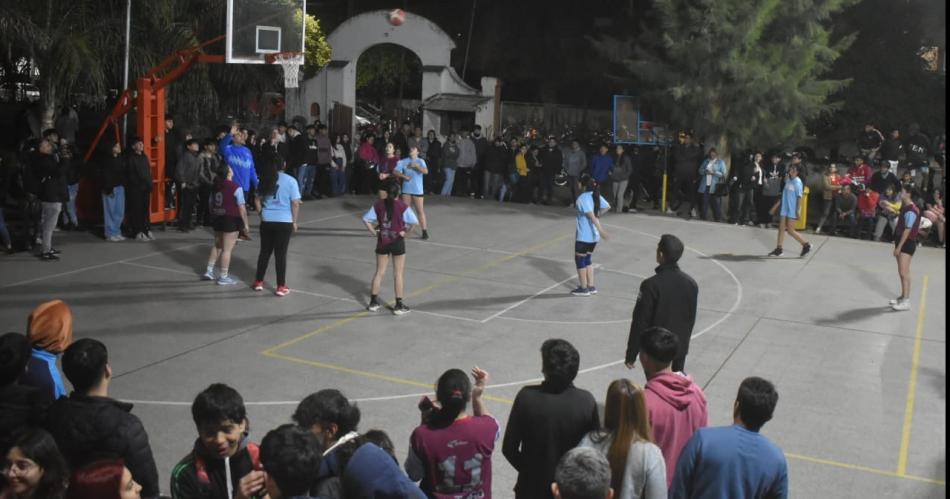 Arrancaron los intercolegiales con miles de joacutevenes como animadores