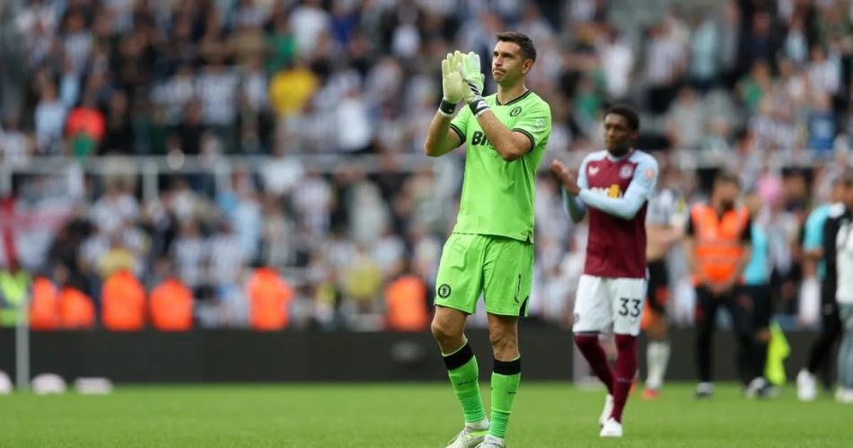 Arquero para rato- Aston Villa confirmoacute la renovacioacuten con Dibu Martiacutenez