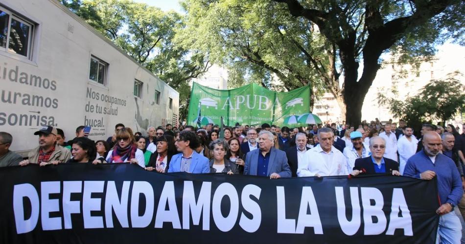 Otro diacutea sin clases en las universidades puacuteblicas del paiacutes en reclamo de un aumento salarial