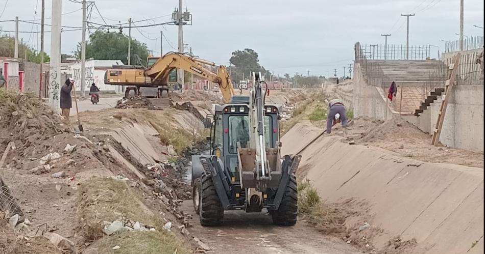 Obras Puacuteblicas de la Municipalidad ejecuta la limpieza del desaguumle del barrio La Catoacutelica