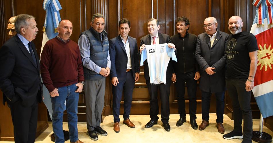 Zamora recibioacute al presidente de la Unioacuten Ciclista de Argentina y al campeoacuten oliacutempico Juan Curuchet