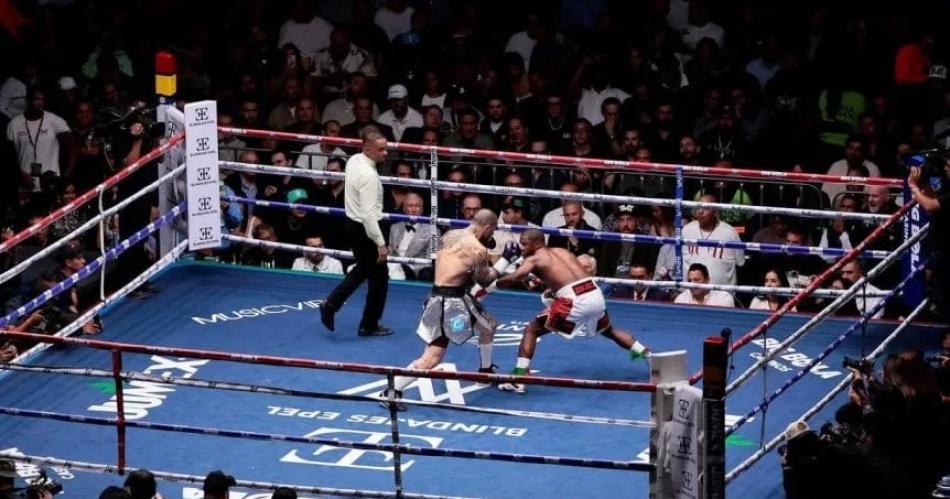 VIDEO- Floyd Mayweather volvioacute al ring con poleacutemica exhibicioacuten ante John Gotti III