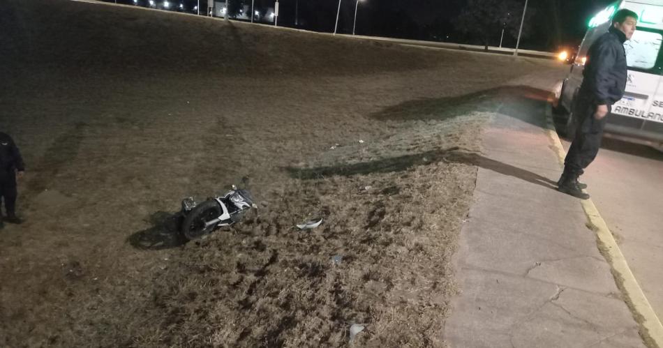 Insoacutelito accidente- se durmioacute perdioacute el control de su moto derrapoacute y cayoacute al costado de la autopista