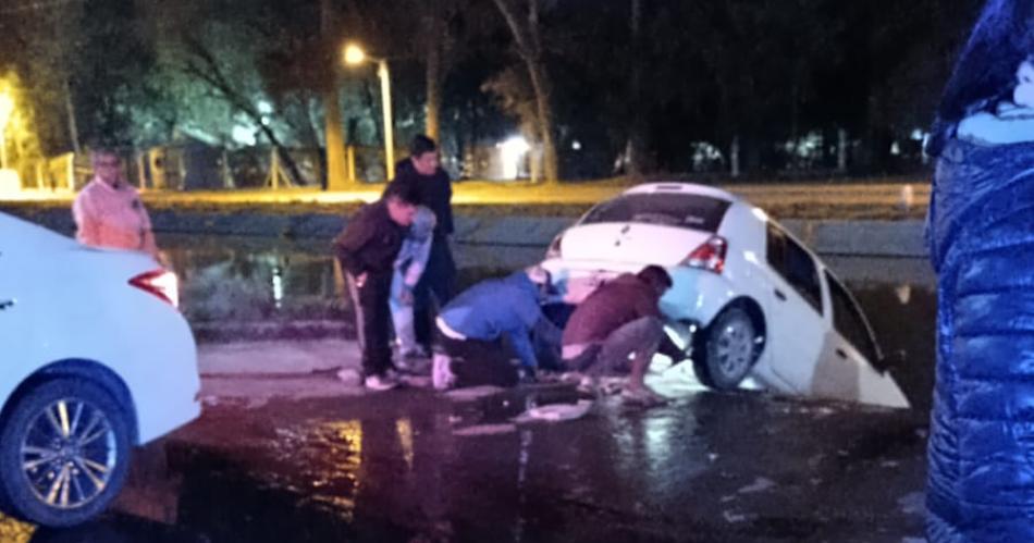 Alcoholizado terminoacute en el canal con su auto ahora pagaraacute una multa de 120000