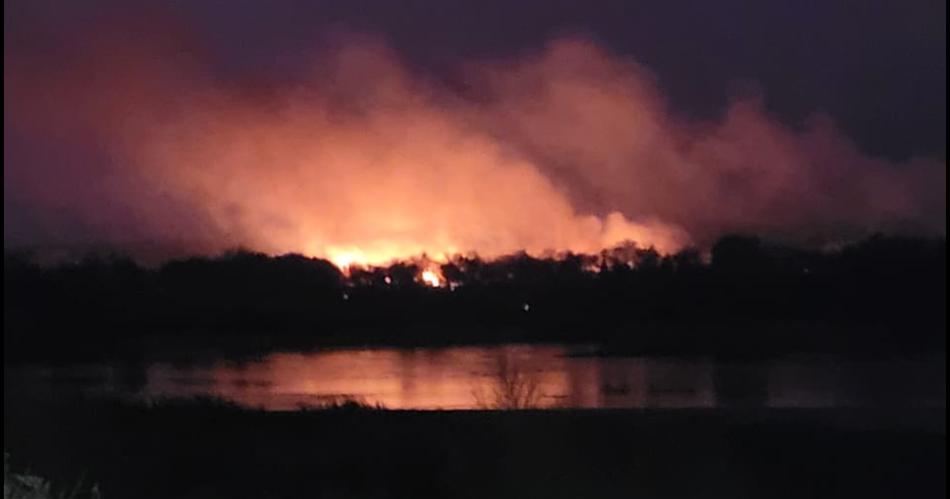 VIDEO  Alerta y preocupacioacuten por un incendio a la vera del Riacuteo Dulce