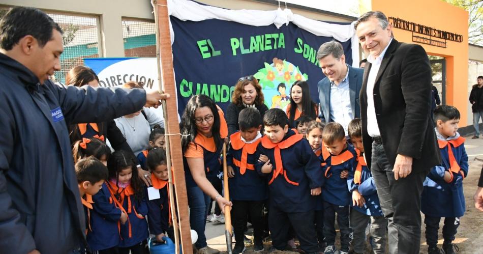 En el jardiacuten municipal Islas Malvinas se celebroacute el Diacutea Nacional del Aacuterbol