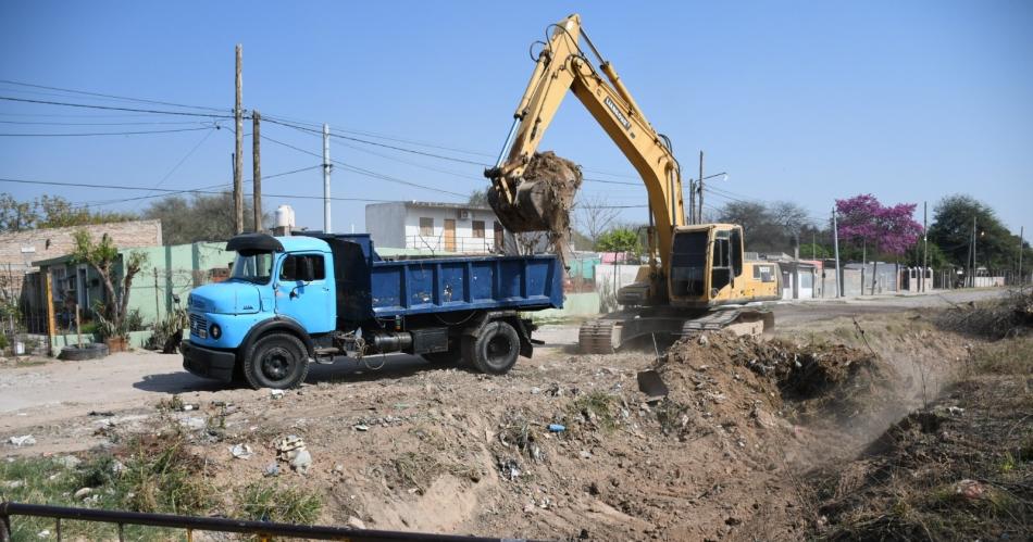 Obras Puacuteblicas de la Municipalidad lleva adelante tareas de mantenimiento de desaguumles 