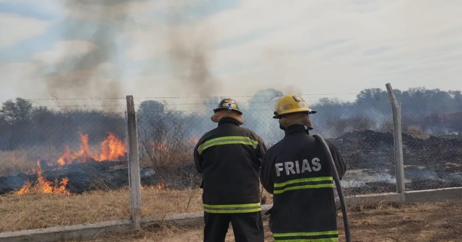 ESFUERZO Los bomberos tuvieron que desplegarse en el predio para atacar los diversos focos