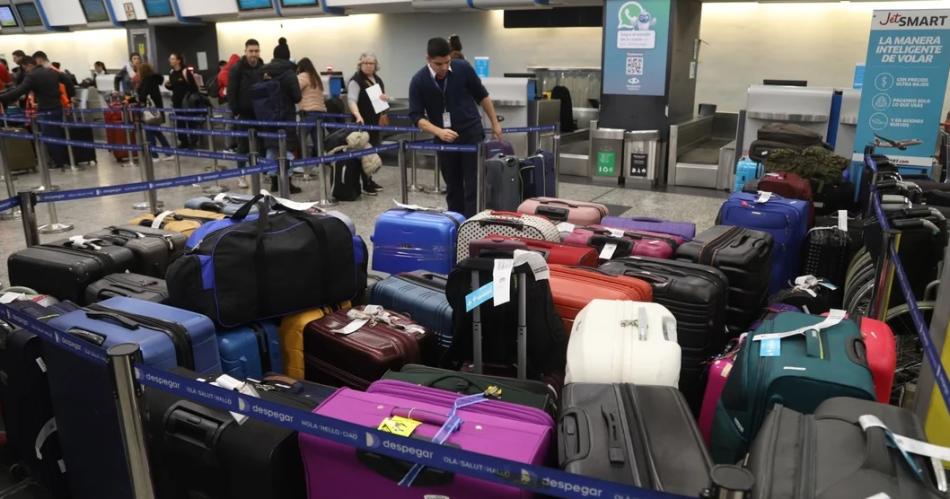 Hay demoras en Aeroparque por medidas gremiales y podriacutea haber cancelaciones