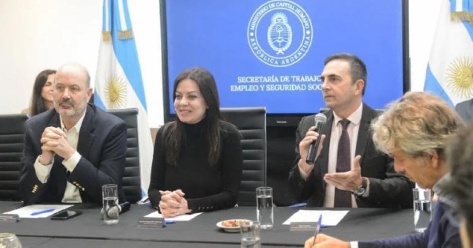 Federico Sturzenegger Sandra Pettovello y Julio Cordero en la primera reunión del di�logo social para reglamentar la reforma laboral