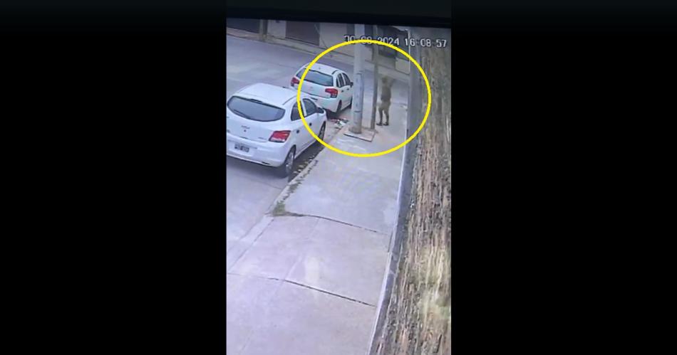 VIDEO  Delincuente rompioacute la ventana de un auto y sustrajo una cartera con 60000 y 100 doacutelares