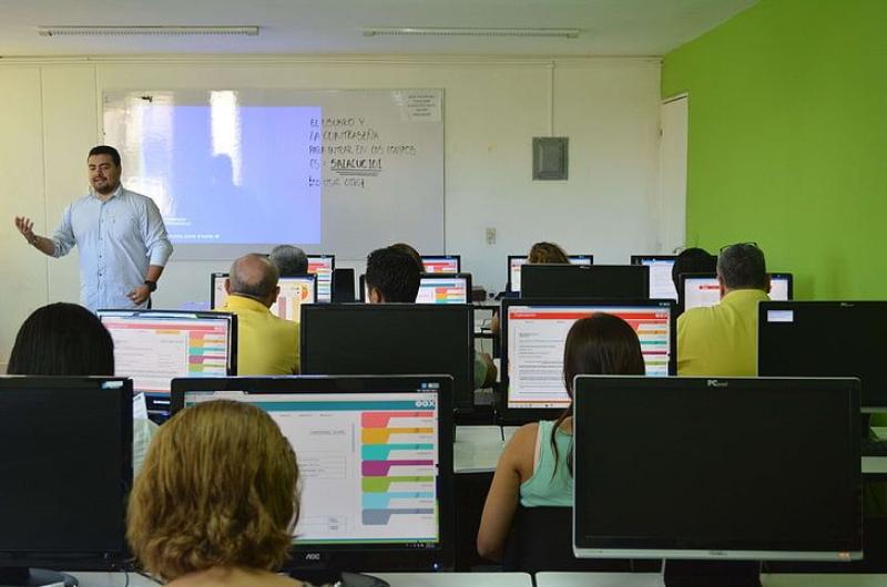 Cada vez maacutes joacutevenes se inclinan por las carreras de informaacutetica en las universidades