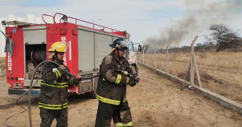 ESFUERZO Los bomberos tuvieron que desplegarse en el predio para atacar los diversos focos