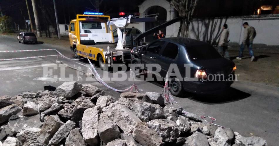 Sexagenario embistioacute un montiacuteculo de escombros y destrozoacute su automoacutevil