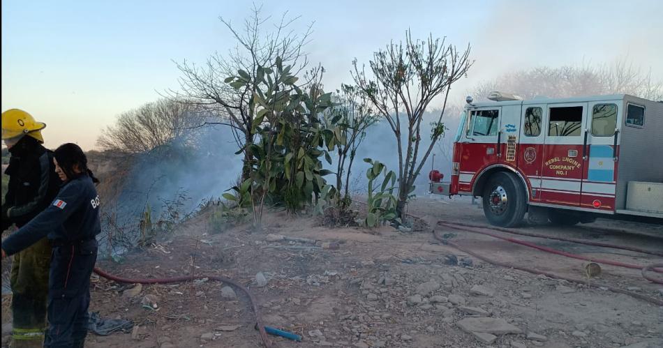 Un incendio de pastizales atemorizoacute a vecinos del barrio Gral Paz