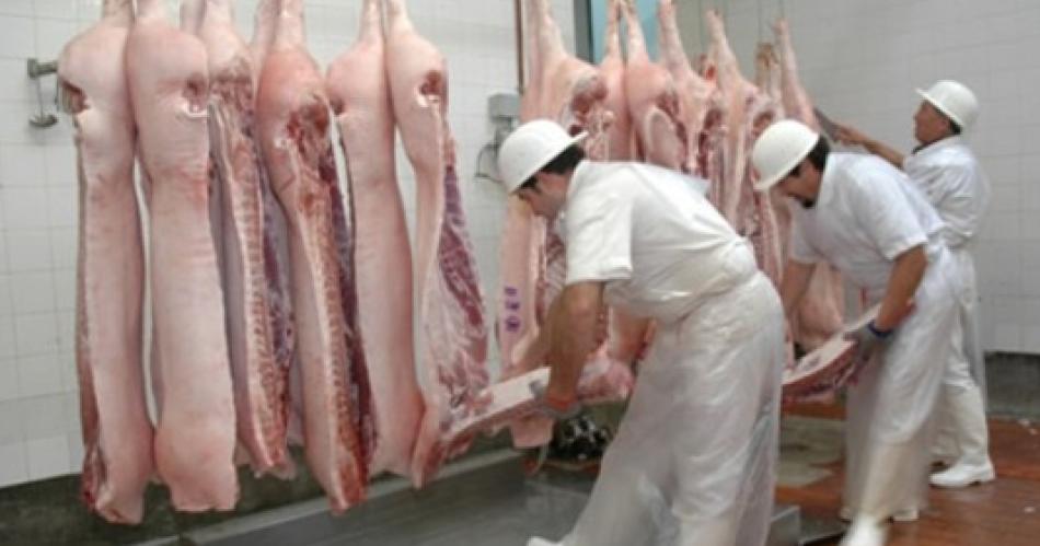 Un frigoriacutefico trabaja a pleno ante la suba de la demanda de carne de cerdo