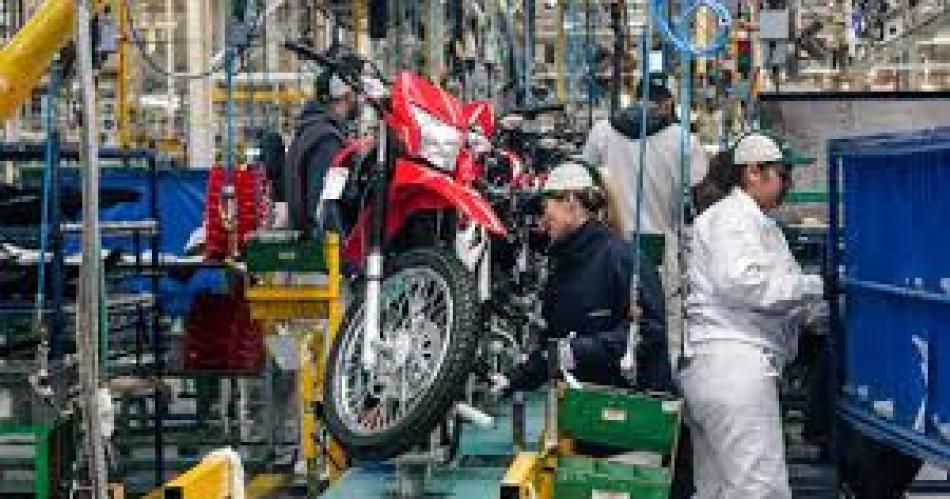 Una faacutebrica de motos anuncioacute una inversioacuten por 15 mil M y una automotriz informoacute 300 despidos