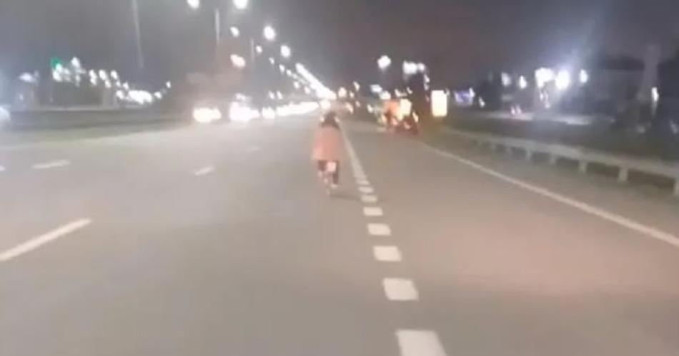 VIDEO Una nena con Siacutendrome de Down fue filmada andando en bicicleta por Panamericana