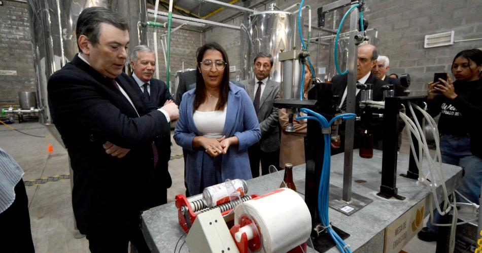 El Gobernador participoacute de la inauguracioacuten de dos nuevos emprendimientos fabriles 