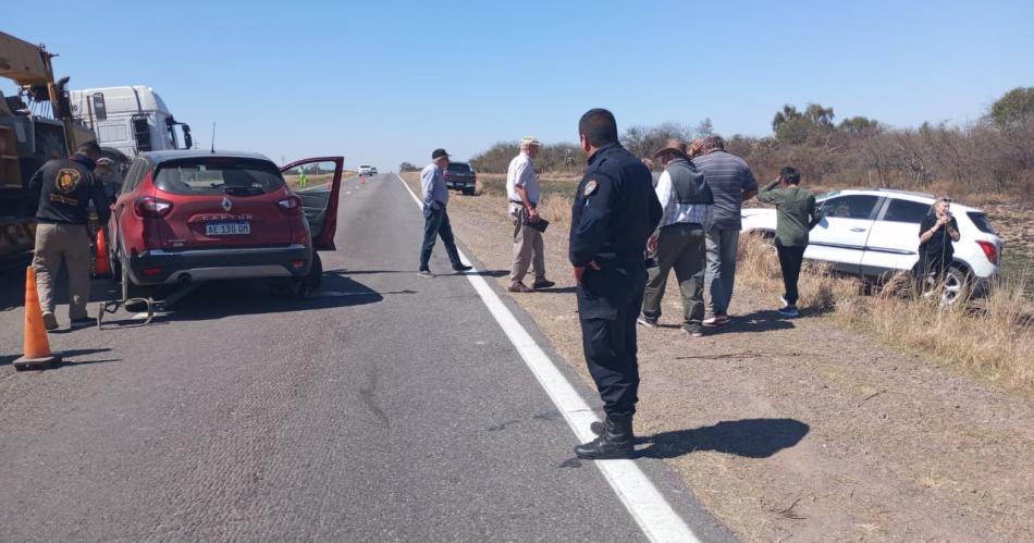 Un vacuno suelto generoacute choque en cadena y vuelco en la Ruta Nacional 9