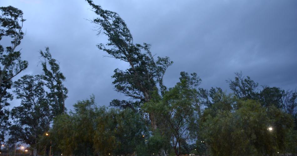 Anuncian un martes con fuertes vientos y una maacutexima de 26deg para Santiago del Estero