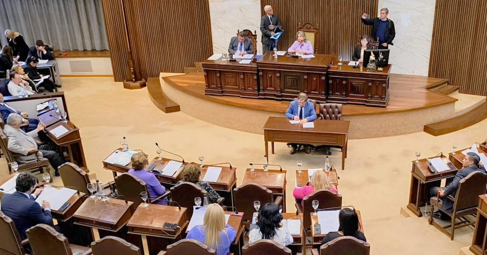 Diputados celebran apertura de faacutebricas y de un nuevo parque industrial en Santiago