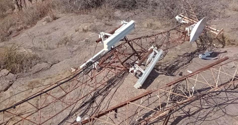 Fuertes vientos con raacutefagas huracanadas azotoacute a Ojo de Agua y provocoacute destrozos