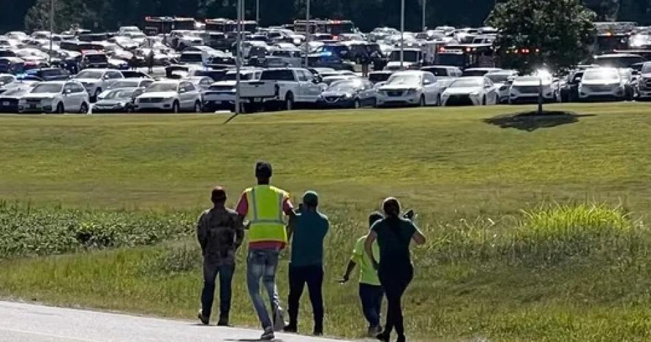 Un tiroteo en escuela provocoacute 4 muertos y maacutes de 30 heridos