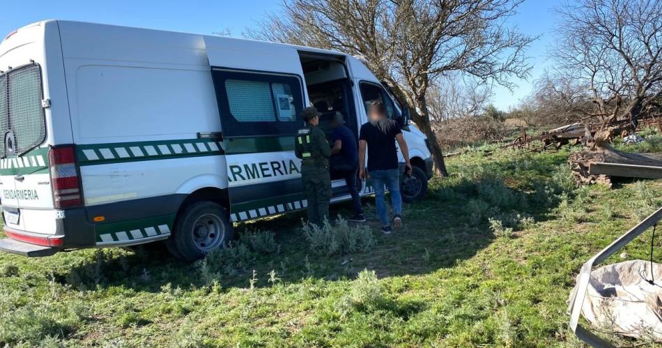 Rescatan a santiaguentildeos que viviacutean en colectivo abandonado