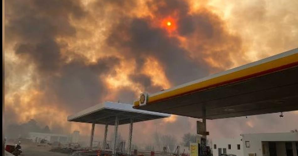 Imparable incendio en Coacuterdoba- hay cuatro bomberos quemados