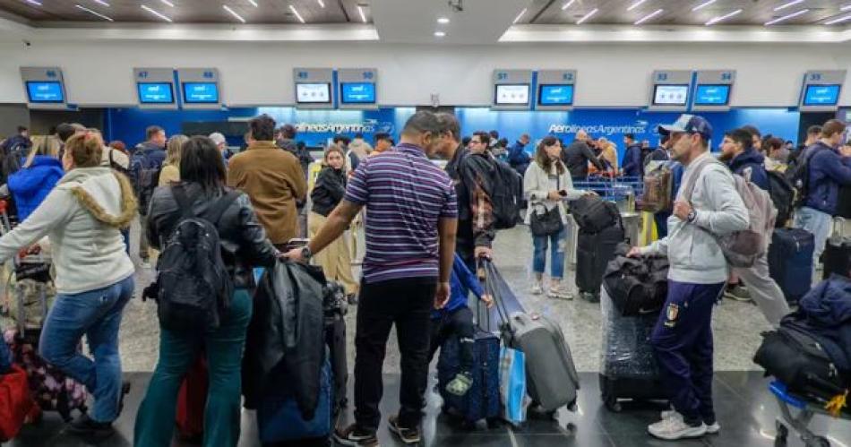 Comenzoacute el paro de Aeroliacuteneas Argentinas y su presidente lo calificoacute como salvaje