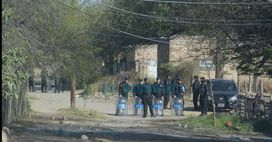 La Policiacutea Federal allanoacute dos domicilios en La Banda y secuestroacute cocaiacutena lista para la venta