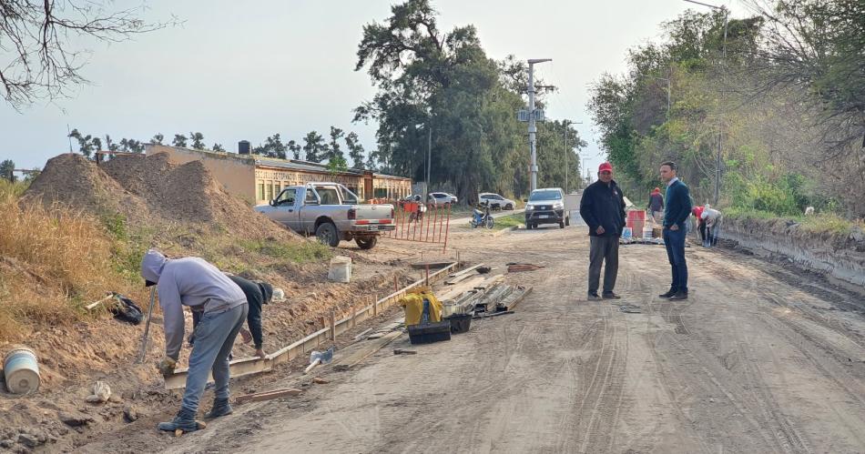 El intendente Viacutector Araujo visitoacute las obras sobre calle Cheeiacuten