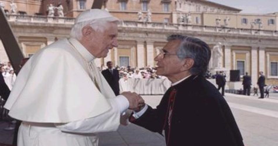 El obispo Polti Santill�n con el papa Benedicto XVI