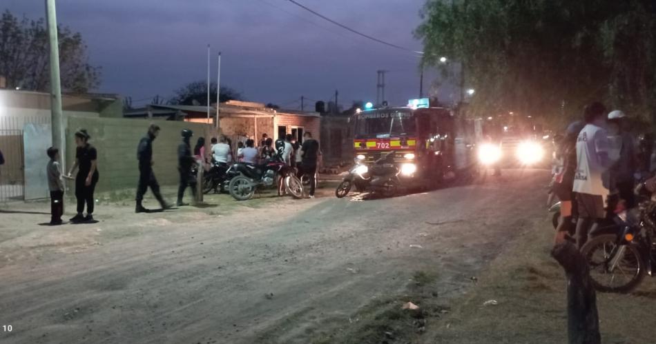 SUSTO Vecinos acudieron al lugar para tratar de colaborar con los bomberos