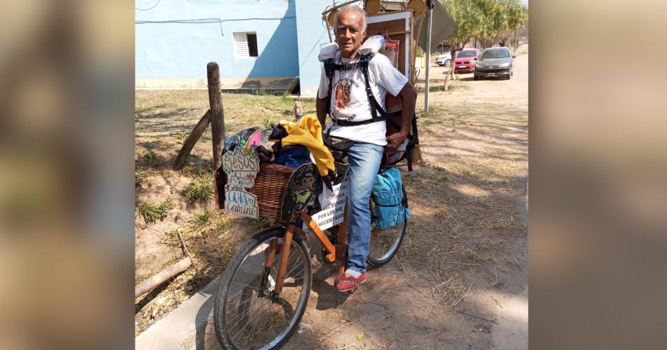 VIDEO  Oscar Rojas el peregino con la bicicleta de madera llegoacute y rezoacute ante Mama Antula