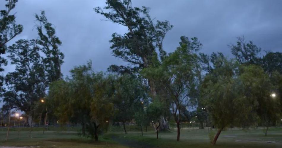 Fuertes vientos del sector sur le ponen un freno al calor en Santiago