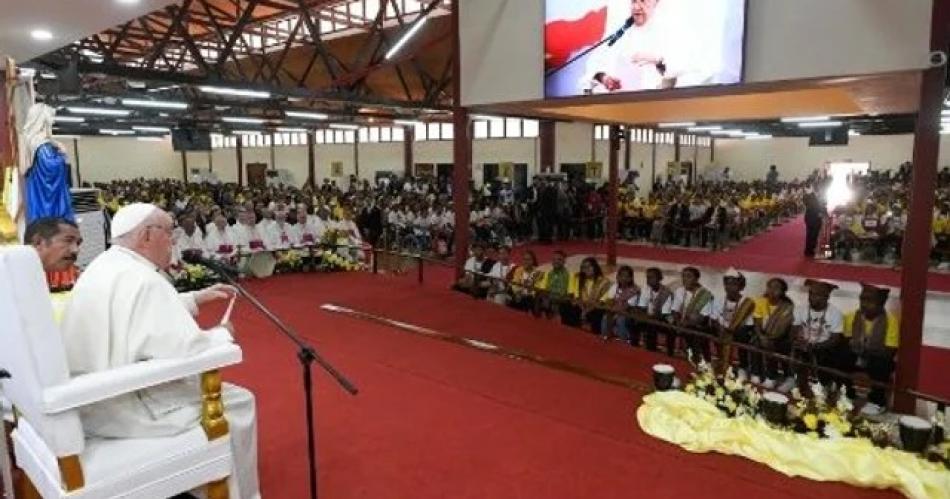 El papa Francisco a los joacutevenes en Timor Oriental- Hagan ruido