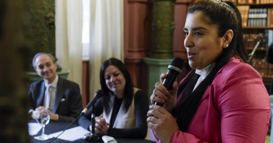 Docente santiaguentildea fue distinguida por Educacioacuten de la Nacioacuten