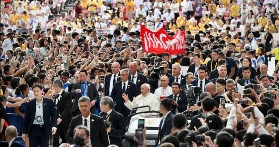 Francisco celebroacute una misa ante 50000 personas en Singapur