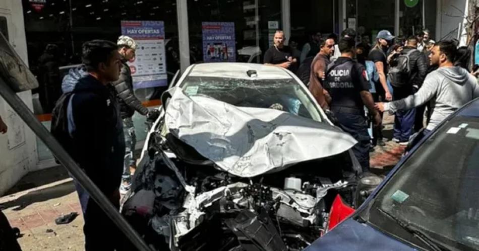 IMPRESIONANTE VIDEO  El momento en el que un auto atropella a maacutes de 30 personas