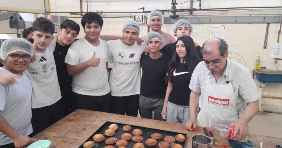 Alumnos del Colegio Shishilo aprendieron a hacer pan dulce