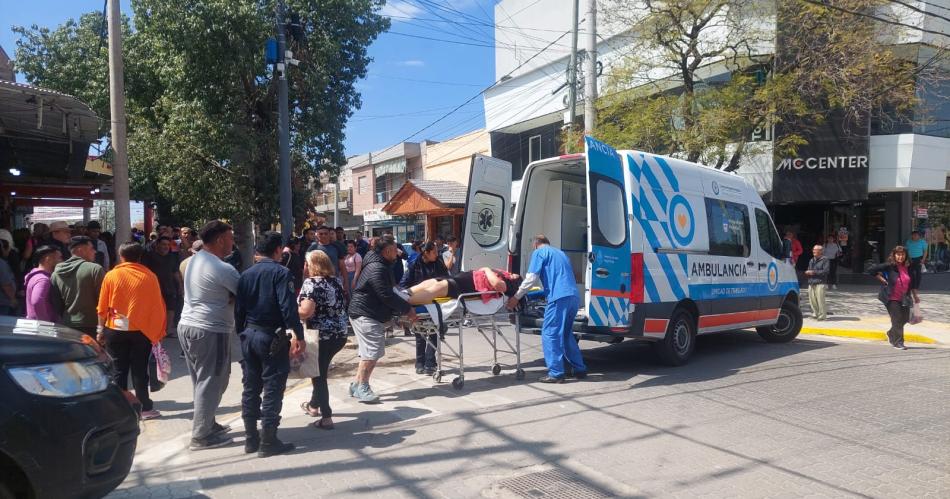 VIDEO  Horror en Las Termas- apuntildealoacute a una mujer en la viacutea puacuteblica y luego se autolesionoacute