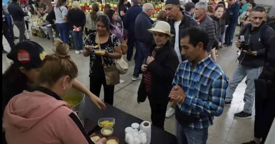 Turistas y termenses saborearon arroz a la florentina en el Mercado