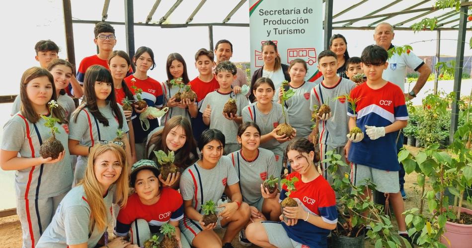 Estudiantes de 7ordm grado del colegio Ciudad de Friacuteas visitaron el Vivero